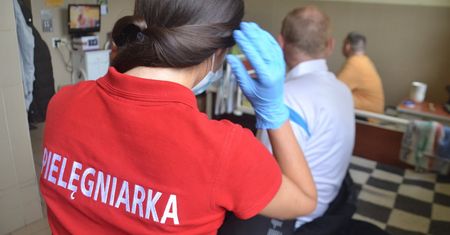 Płacą na start 4,5 tys. zł "na rękę". Szukają pielęgniarek