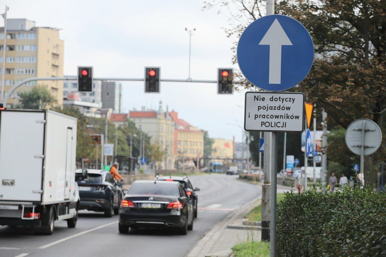 Do komisariatu nie można wjechać od ul. Legnickiej. Jest nakaz jazdy prosto.