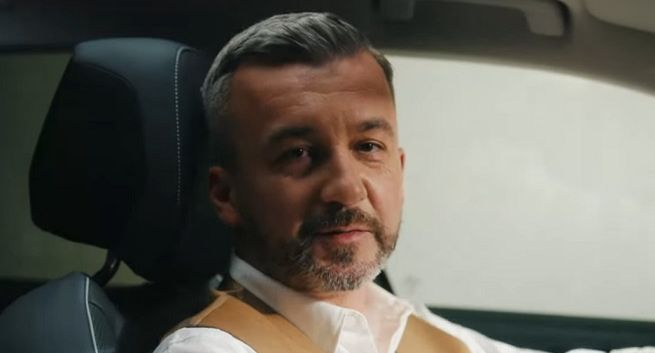 Krzysztof Skórzyński w reklamie. "Ciężko wysiąść" z Volkswagena Passata