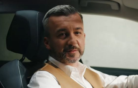 Krzysztof Skórzyński w reklamie. "Ciężko wysiąść" z Volkswagena Passata