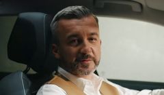 Krzysztof Skórzyński w reklamie. "Ciężko wysiąść" z Volkswagena Passata