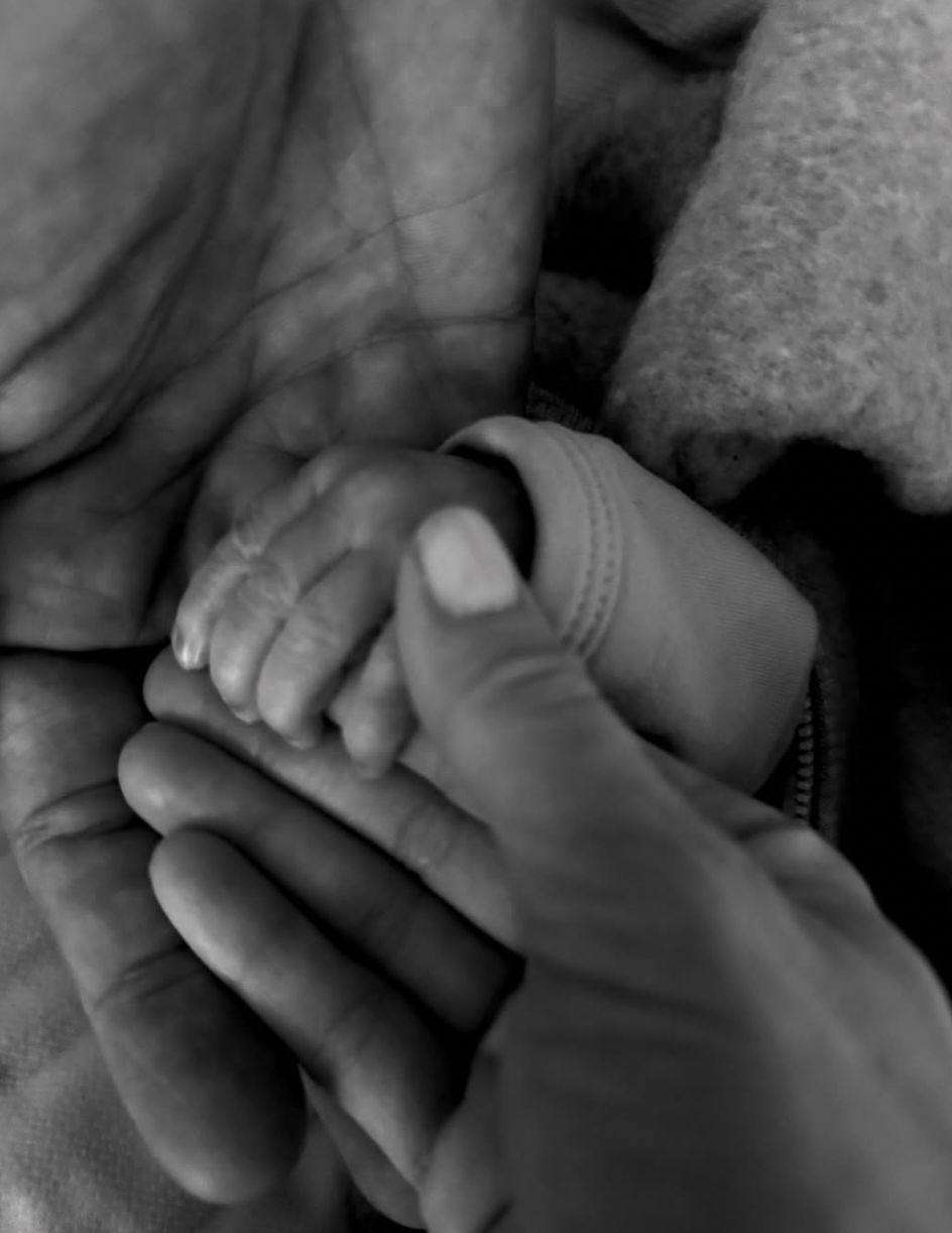 Zdjęcie dłoni Marcina Gortata, jego żony i synka