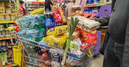 VAT na jedzenie w dół. Sprawdzamy ceny w marketach. Oto co przygotowały znane sieci