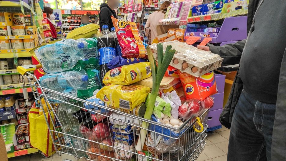 VAT na jedzenie w dół. Sprawdzamy ceny w marketach. Oto, co przygotowały znane sieci 