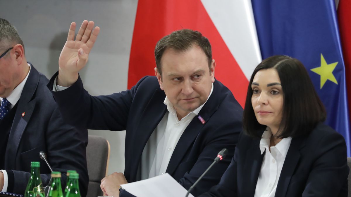 Warszawa, 19.02.2024. Przewodnicząca komisji, posłanka Trzeciej Drogi Magdalena Sroka (P) i zastępca przewodniczącej, poseł Lewicy Tomasz Trela (C) na posiedzeniu komisji śledczej ds. Pegasusa w Sejmie w Warszawie, 19 bm. (ad) PAP/Tomasz Gzell