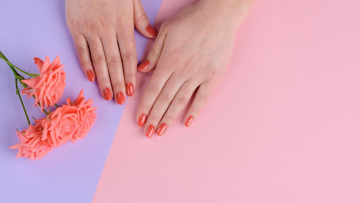 Aceton świetnie sprawdza się do usuwania lakieru z paznokci.