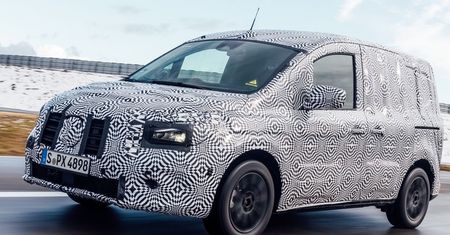 Zamaskowany Mercedes eCitan "złapany" na oficjalnych zdjęciach. Pod gwiazdą ma wtyczkę