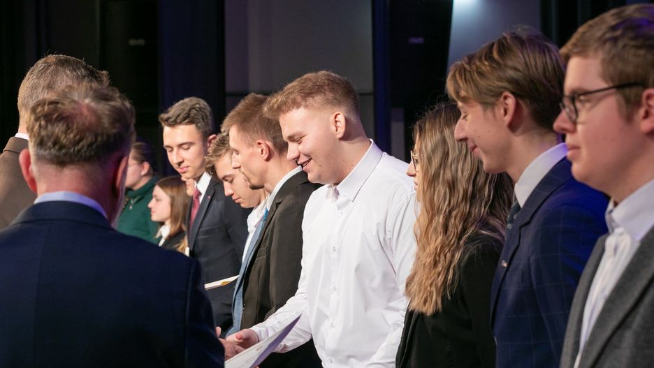 Ponad 120 uczniów szkół ponadpodstawowych z rejonu bydgoskiego odebrało stypendia Prezesa Rady Ministrów. Gala odbyła się w Pałacu Młodzieży.