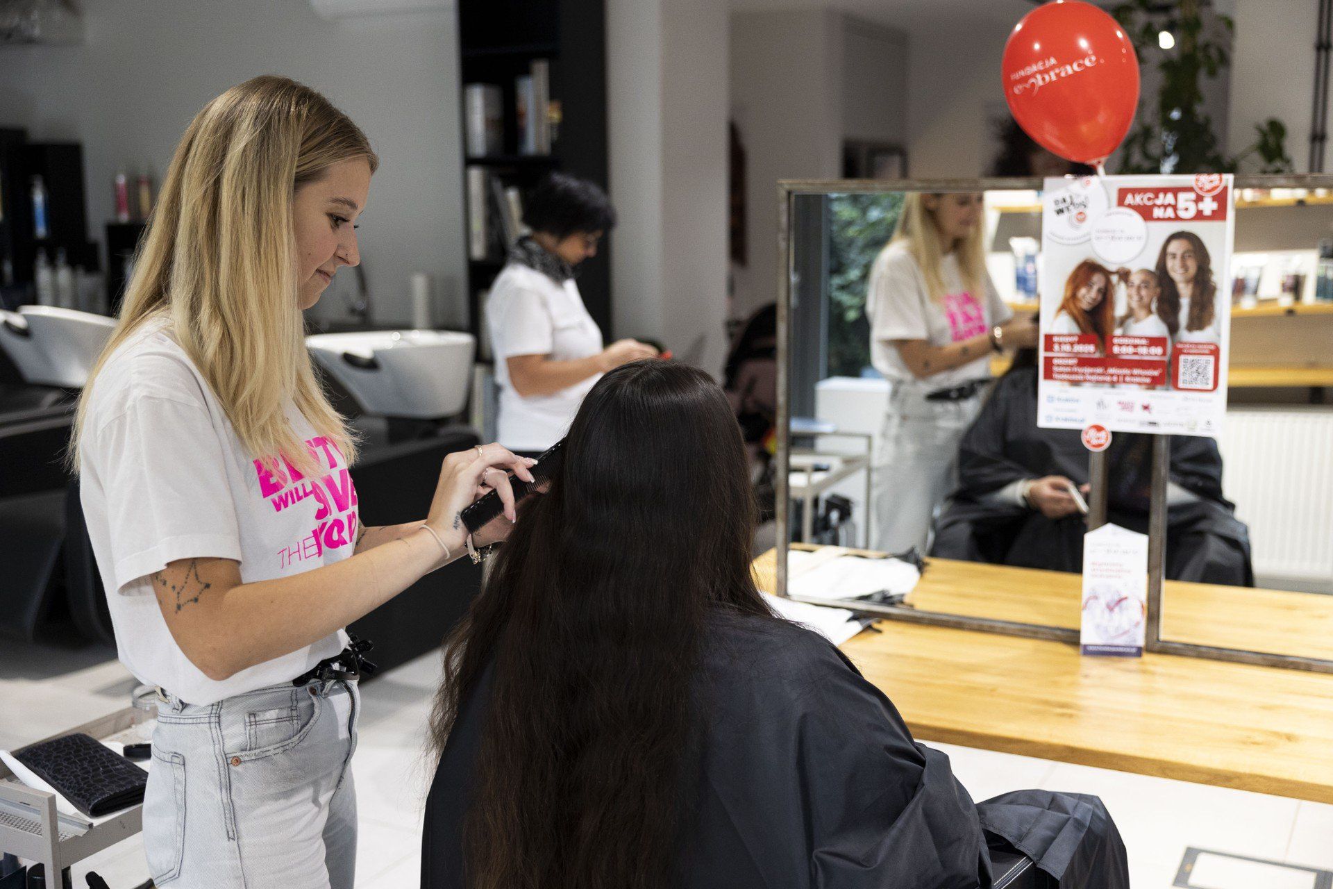 Akcja ścinania włosów na peruki w Krakowie