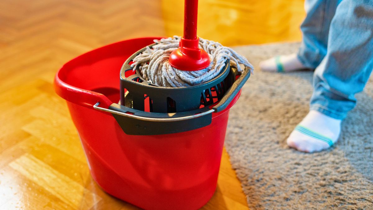 Mężczyzna z mopem w ręku