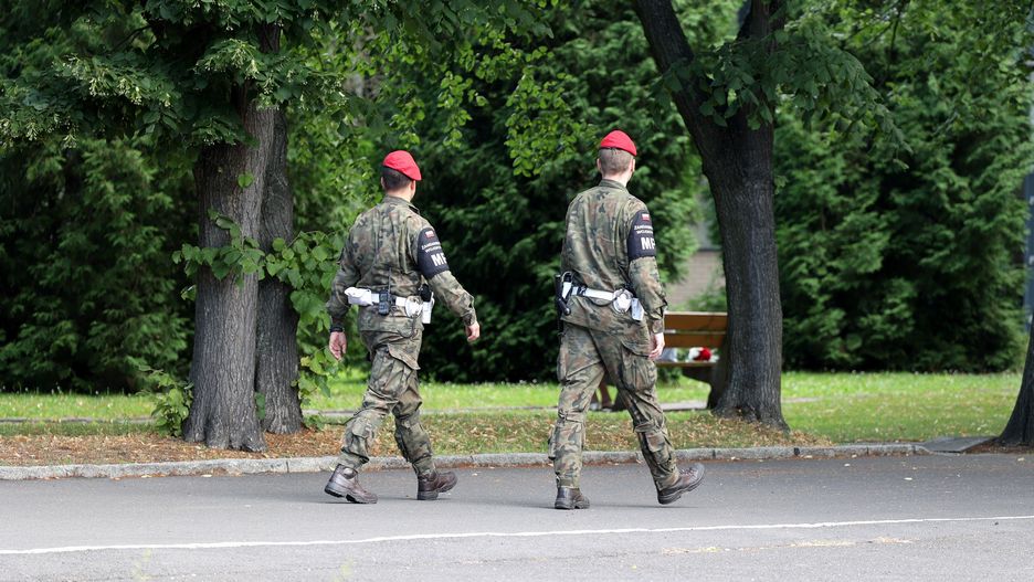 DAREK11
żandarmeria wojskowa, policja, wojskowa, promocja, oficer, wojsko, polskie, mianowanie, podporucznik, porucznik, mundur, beret, armia, wojskowi, dziewczyna, oficerska, akademia, defilada, galowy, mundurowi, przemarsz, orkiestra, czapka, rogatywka, pomnik, warta, honorowa, wóz pancerny, szpaler, szyk, pokaz, karabin, kraj, hymn