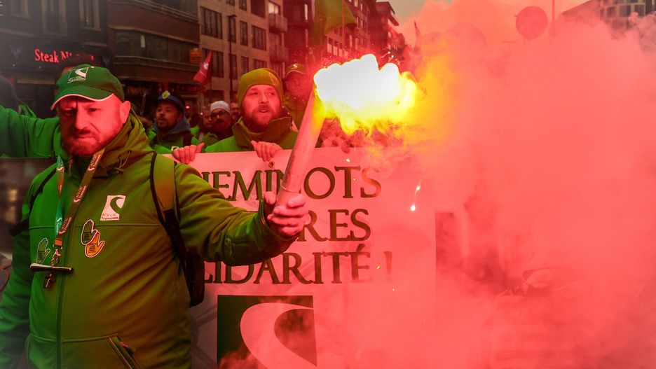 epaselect epa11892526 Employees attend a demonstration in Brussels, Belgium, 13 February 2025. About 50,000 Belgian employees took the streets to join a demonstration organized by common trade unions to protest against a federal government agreement which includes major tax policy changes. EPA/OLIVIER MATTHYS Dostawca: PAP/EPA.