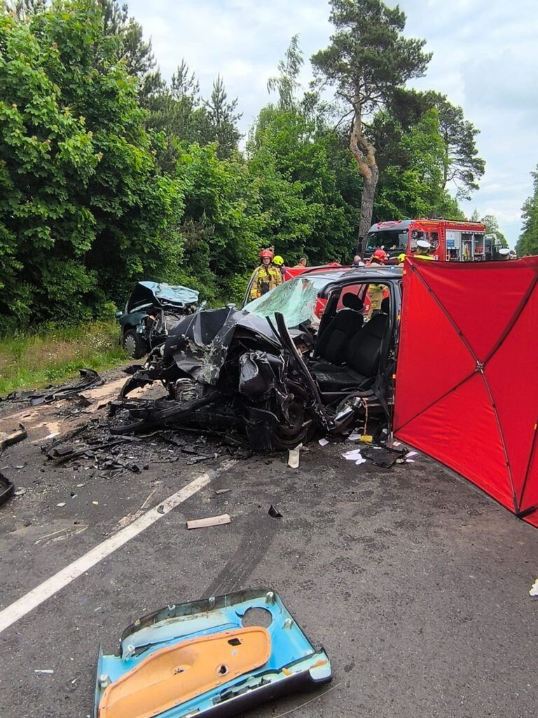 Fot. Licencjodawca.  Tragiczna czołówka aut na drodze