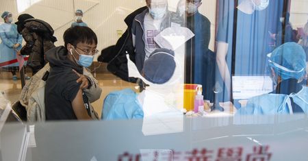Szczepienia przeciw COVID-19. Ekspert: O chińskich preparatach wciąż wiemy niewiele