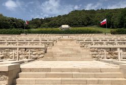 Sierp i młot na Monte Cassino. Białorusini składają kwiaty