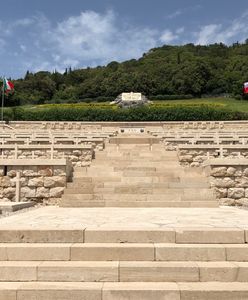 Sierp i młot na Monte Cassino. Białorusini składają kwiaty