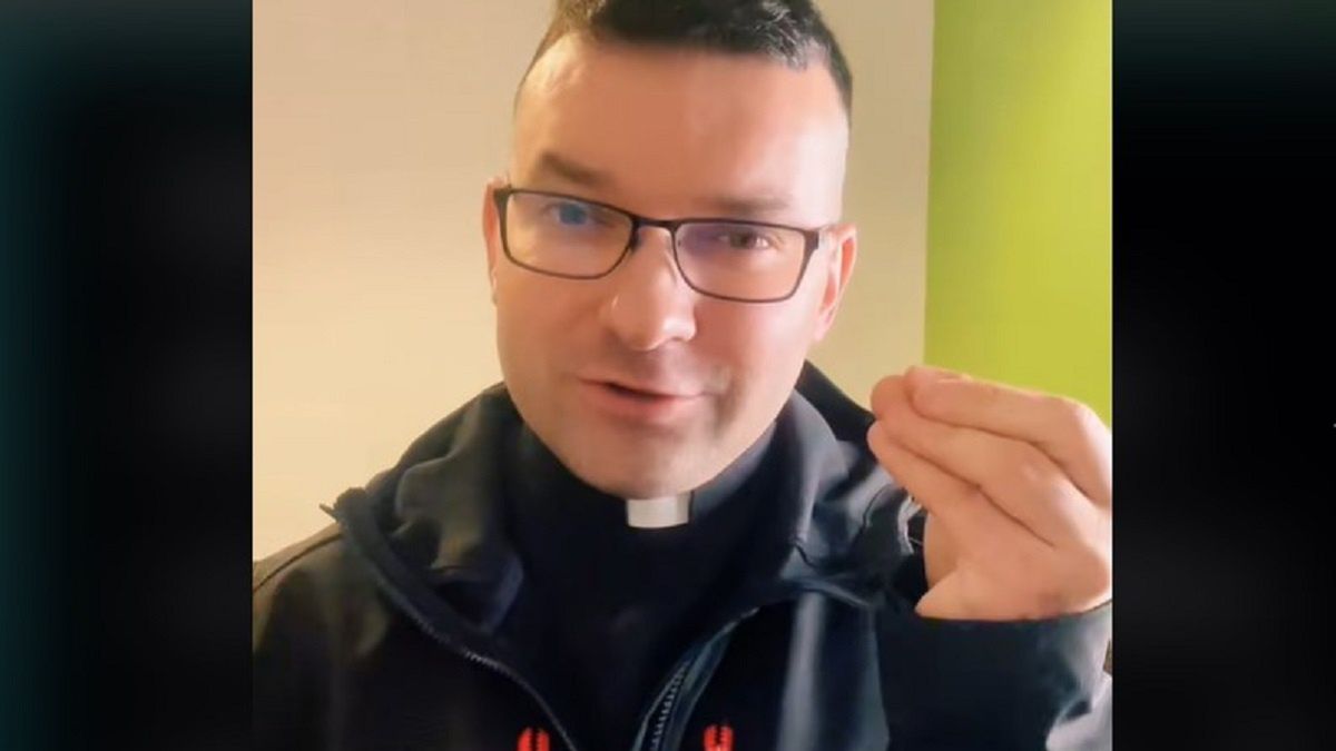 "A co jeśli ksiądz się zakocha?" Duchowny odpowiada. 