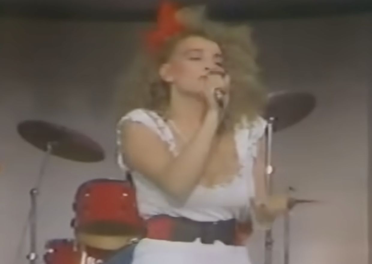 Danuta Lato w teledysku do "Touch my heart"