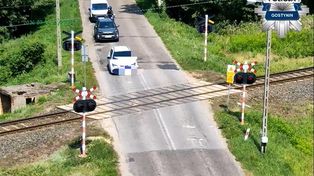 Dron wychwycił niebezpieczne zachowania kierowców. Policyjna akcja na przejazdach kolejowych w Gostyninie!