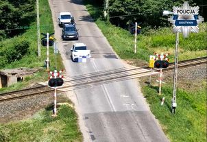 Dron wychwycił niebezpieczne zachowania kierowców. Policyjna akcja na przejazdach kolejowych w Gostyninie!