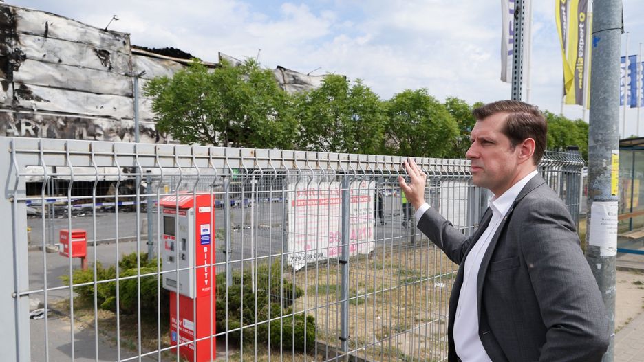 Tobiasz Bocheński przed spaloną halą na Marywilskiej 44