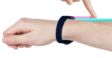 Oto prototypowy smartwatch, który obsłużysz ręką… dotykając drugiej ręki