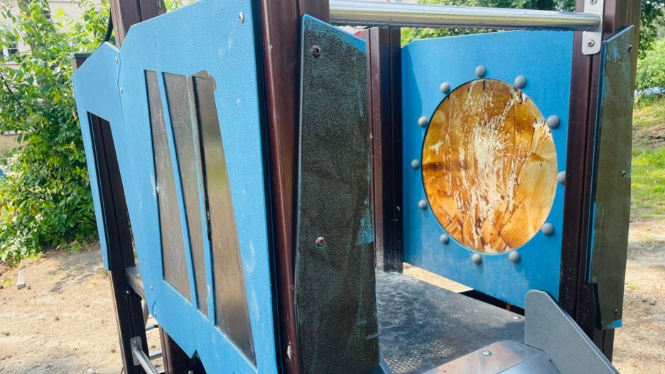 Akt wandalizmu na placu zabaw w Stalowe Woli.