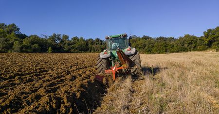 Traktor przejechał 14-latka. Wezwano śmigłowiec ratowniczy