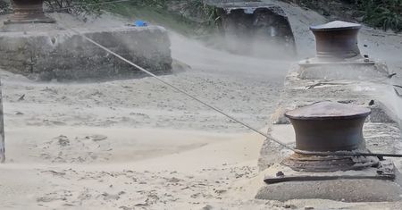 Rollercoaster nad morzem. Burze piaskowe, a potem tłumy na plaży
