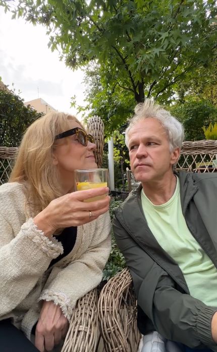 Tak mieszka Dorota Chotecka i Radosław Pazura: biel w kuchni, jasne drewno i duży ogród