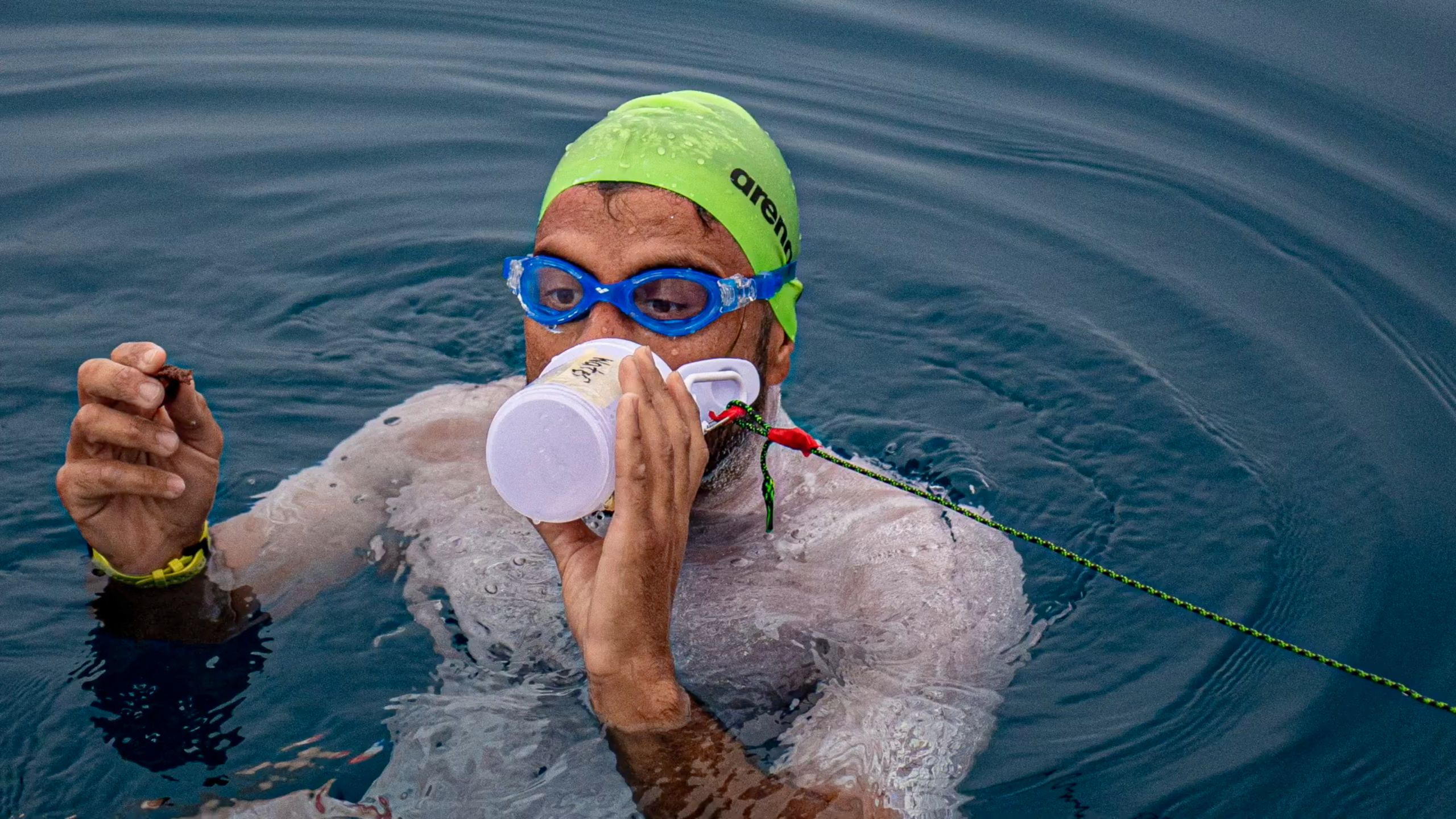 Neil Agius pobił rekord samotnego przepłynięcia wpław 100 km. Uwieczniono to na zdjęciach i filmie 1