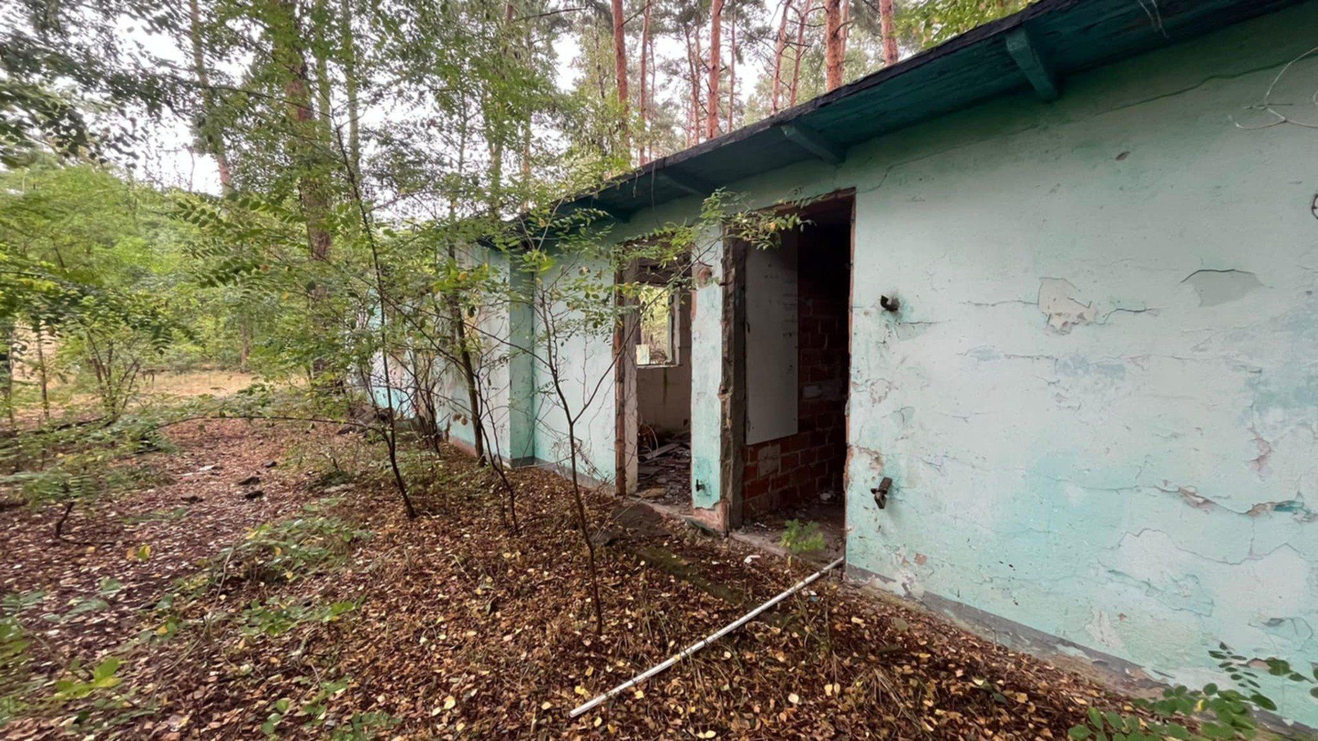 Kiedyś ten ośrodek tętnił życiem, a ci, którzy tutaj wypoczywali, do dziś wspominają swoje wakacje w tym miejscu z nostalgią. Obecnie to groźna ruina.