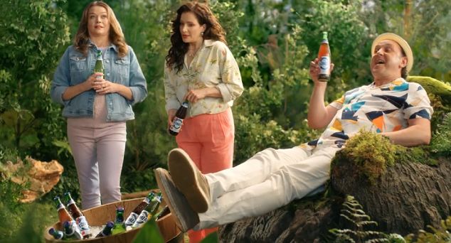 Dwie znane aktorki obok Adama Woronowicza w reklamie piwa Łomża