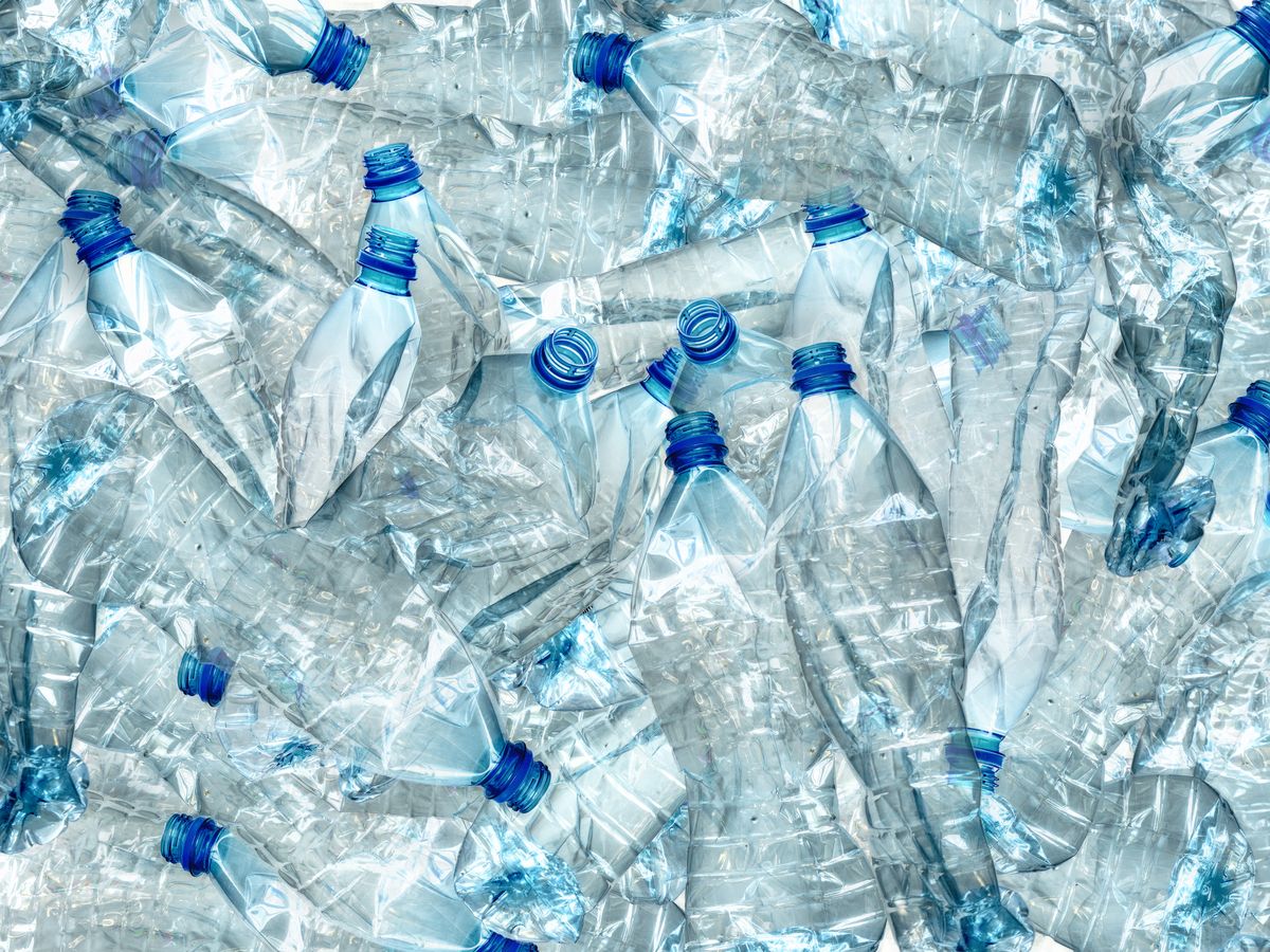 Puste butelki plastikowe, śmieci, plastik PET