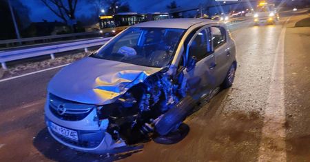 82-latek jechał pod prąd i zderzył się czołowo. Trzy osoby są ranne