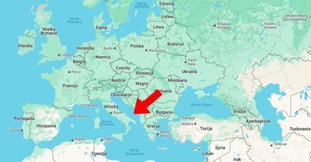 Dotarł tu z daleka. Nie powinno go tutaj być