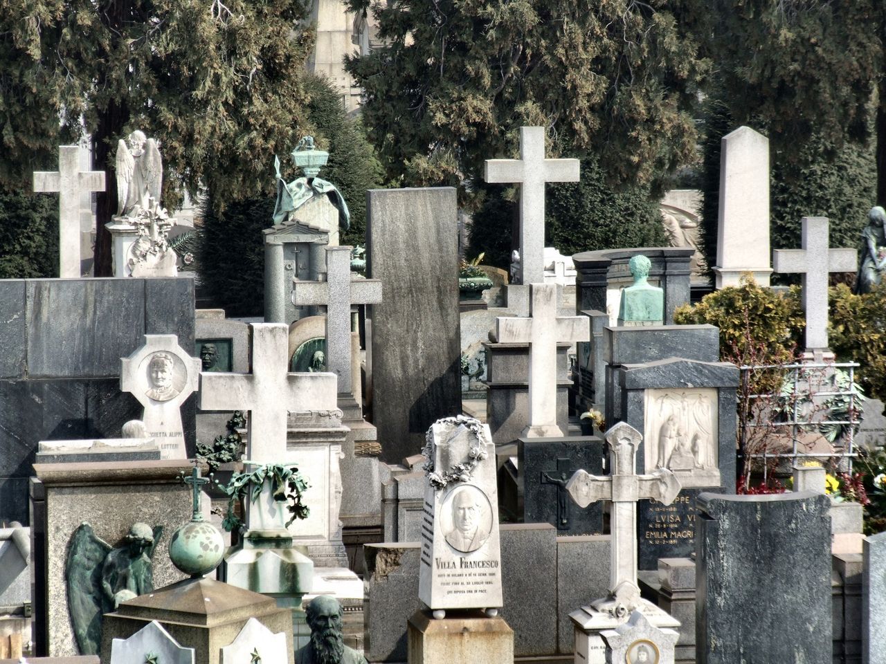 Milan allows pets to be buried with owners, omitting names