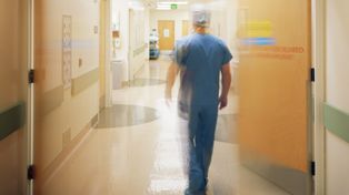 Nie mówią po polsku, tracą prawo wykonywania zawodu. "Pacjenci zmarli"