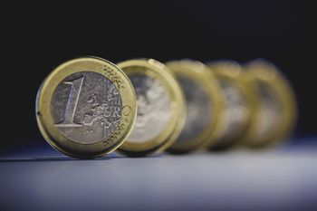 Euro umacnia się wobec dolara. Kurs pnie się w górę drugi dzień z rzędu