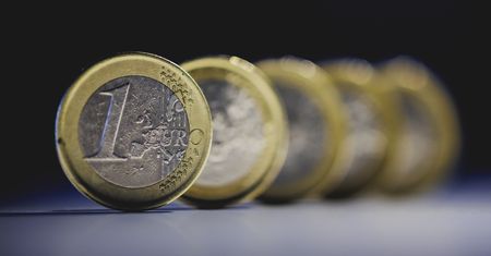 Euro umacnia się wobec dolara. Kurs pnie się w górę drugi dzień z rzędu