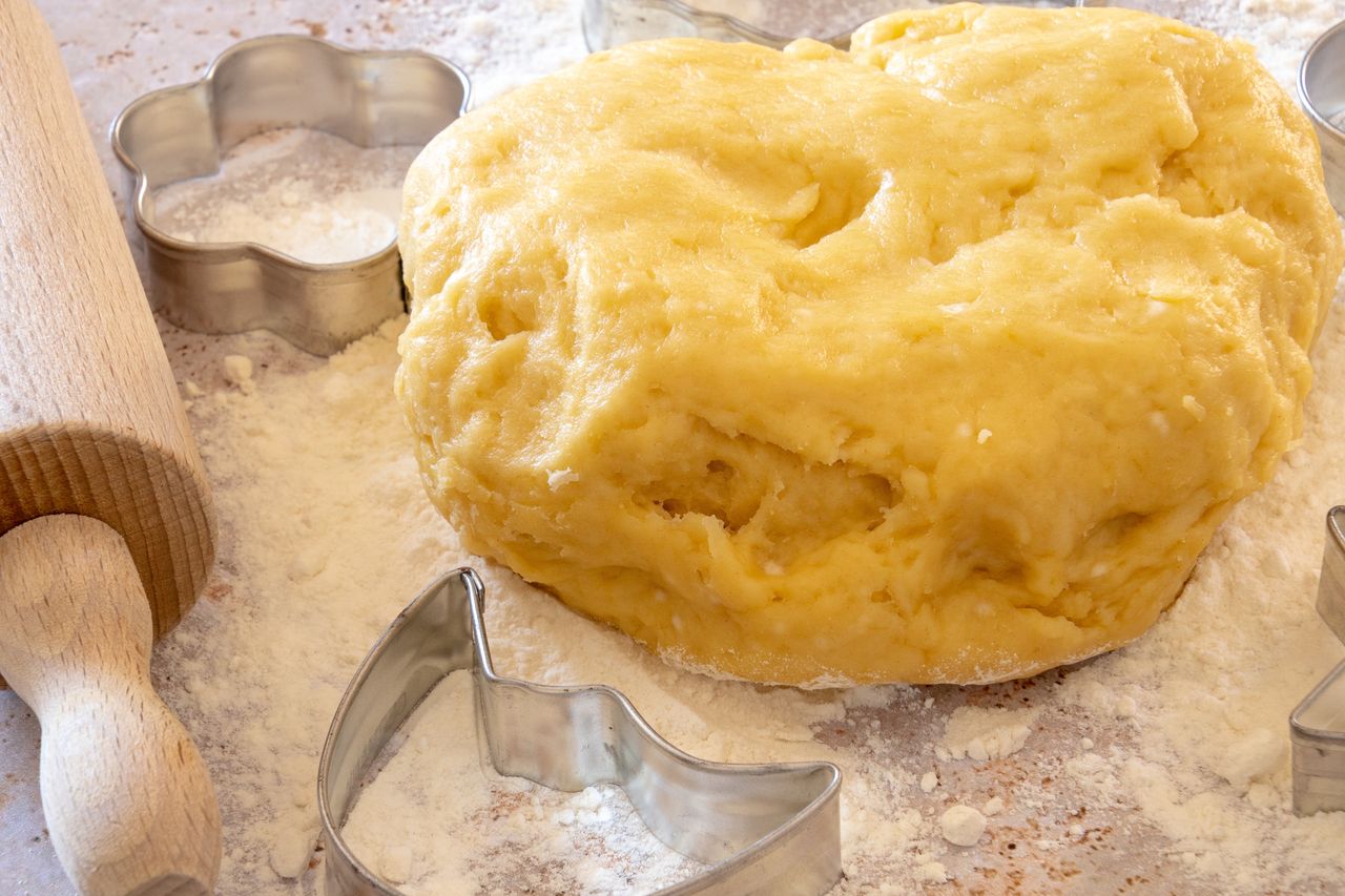 Ingredients for the shortcrust pastry should be quickly combined into a ball.