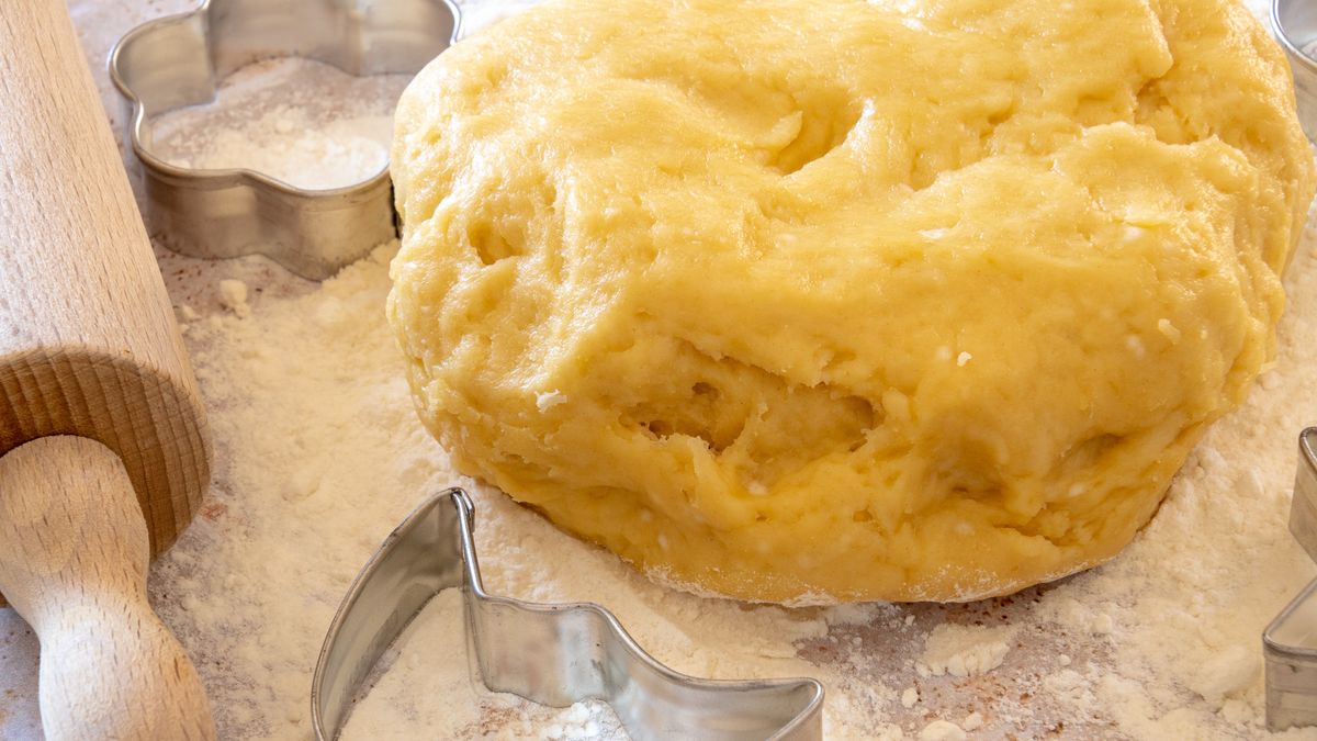 Składniki na kruche ciasto należy szybko połączyć w kulę