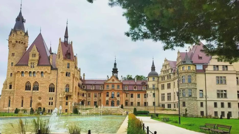 Zamek jak z bajki! Jedni widzą w nim klimat Disneya, inni Harry&#39;ego Pottera. Pałac w Mosznej naprawdę ma w sobie magię!