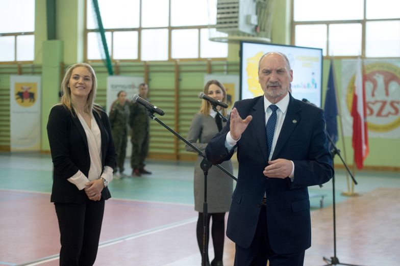 Macierewicz i Figurska promują... samoobronę dla kobiet