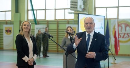 Antoni Macierewicz i Dominika Figurska promują... samoobronę dla kobiet! (ZDJĘCIA)