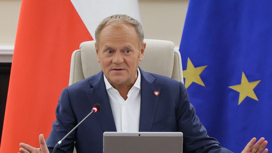 Warszawa, 03.06.2025. Premier Donald Tusk na posiedzeniu rządu w siedzibie KPRM w Warszawie, 3 bm. Ministrowie mają zająć się m.in. projektem nowelizacji ustawy o ubezpieczeniach przewidującym przyznanie zakładom ubezpieczeń uprawnień do weryfikacji zastrzeżenia numeru PESEL przed zawarciem umów ubezpieczenia OC komunikacyjnego. W harmonogramie jest również projekt nowelizacji Prawa konsularnego, który wprowadza unowocześniony format unijnego tymczasowego dokumentu podróży. (ad) PAP/Paweł Supernak