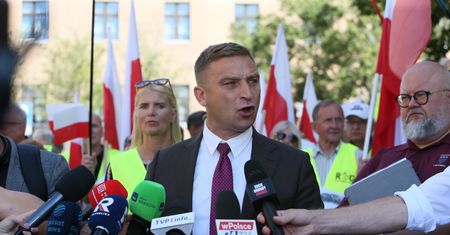 Bąkiewicz usłyszał zarzuty. Chodzi o znieważanie funkcjonariuszy