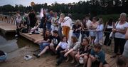 Wianki na plaży nad Jeziorem Łoniewskim w Osiecznej: tłumy przyjechały z całego regionu