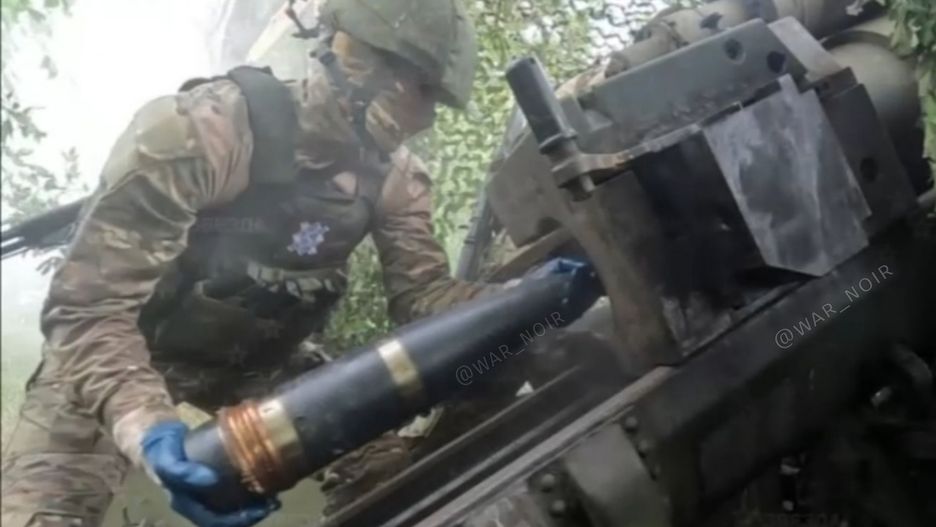 Rosjanin ładujący północnokoreański pocisk do armaty M-46.