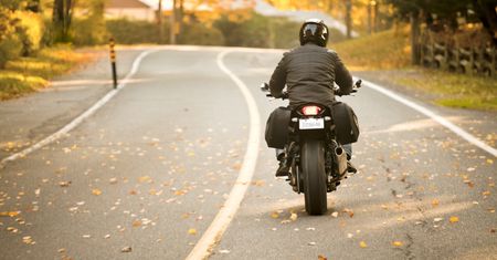 Jazda jesienią na motocyklu. Na co trzeba uważać?